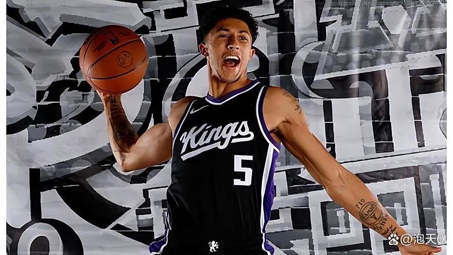 输急了杨瀚森卡位时遭奇才落选秀里斯抱摔，裁判未作出吹罚