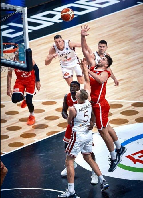 大杀四方！申京上半场10中7&三分3中3爆砍20+8+5+3断+2帽