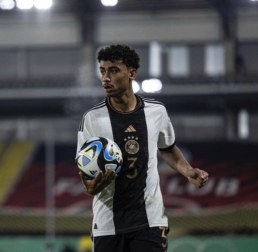 曼晚：不低于5190万镑抛售齐尔克泽+乌加特，曼联才不会亏本