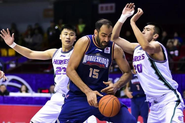 合力输出!约瑟夫杨20中13怒轰30分9助米奇10中6砍下21分12板