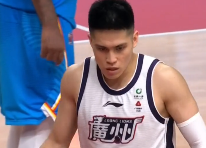 顶法尔太费劲了！李炎哲无运动战进球拼11板2帽&6前场板最后5犯