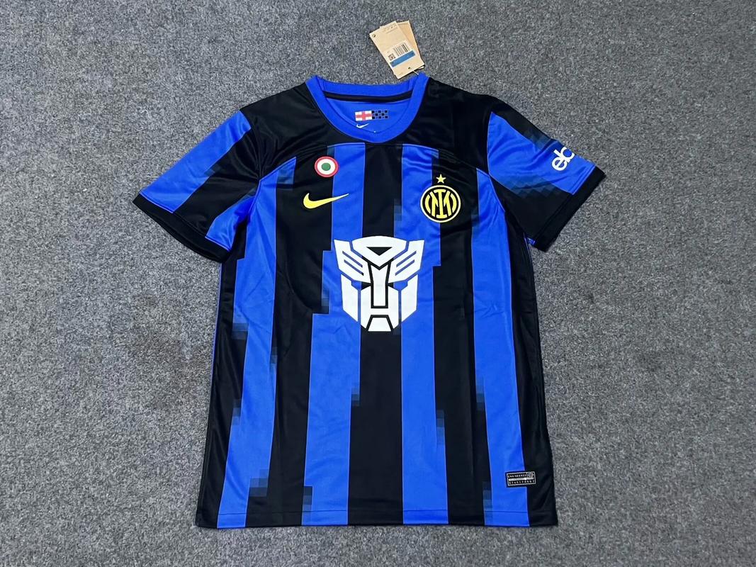 国米新赛季主场球衣曝光:经典蓝黑间条+Polo领