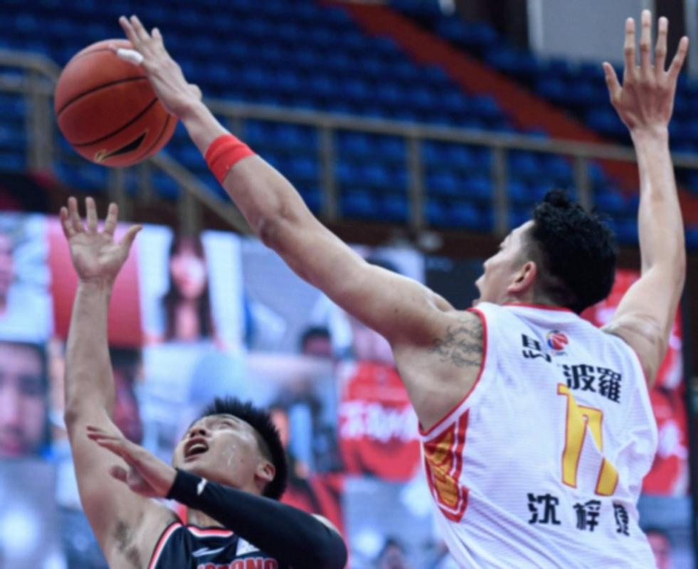 徐昕攻守再蜕变！关键球连抢篮板，赛季盖帽+命中率都能压制周琦